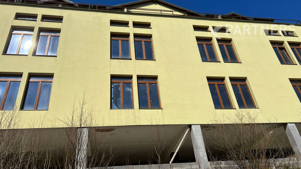 SKVELÁ INVESTIČNÁ PRÍLEŽITOSŤ ! APARTMÁNOVÝ HOTEL, OBEC TERCHOVÁ, PÁR METROV OD ZJAZDOVKY, az