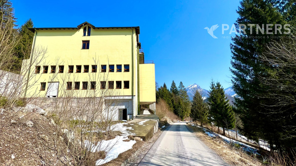 SKVELÁ INVESTIČNÁ PRÍLEŽITOSŤ ! APARTMÁNOVÝ HOTEL, OBEC TERCHOVÁ, PÁR METROV OD ZJAZDOVKY, az