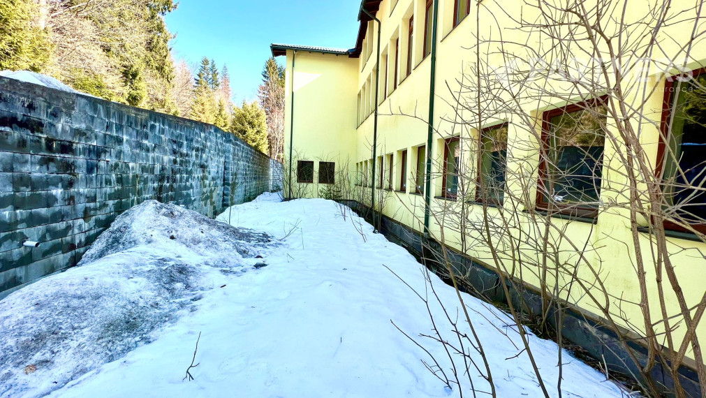 SKVELÁ INVESTIČNÁ PRÍLEŽITOSŤ ! APARTMÁNOVÝ HOTEL, OBEC TERCHOVÁ, PÁR METROV OD ZJAZDOVKY, az