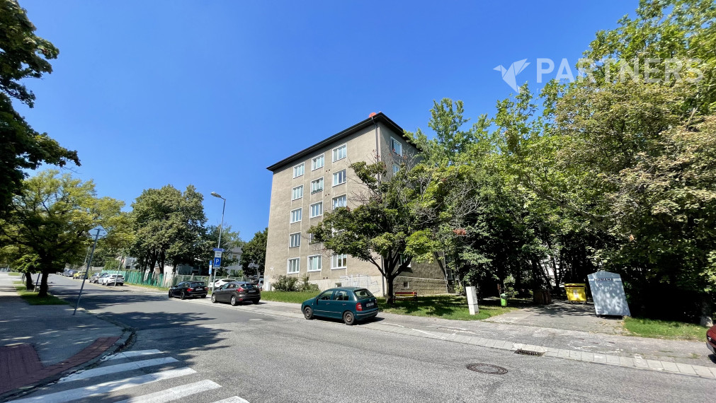 RAČIANSKE MÝTO, PRIESTRANNÝ 3 izb. BYT v tehlovom bytovom dome! zj