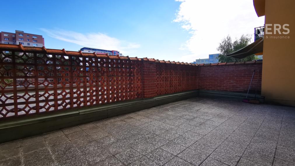 VLASTNÁ TERASA ! POD ZÁHRADAMI, BRATISLAVA - DÚBRAVKA, 4i veľký byt. 142m2, príjemné prostredie / OR