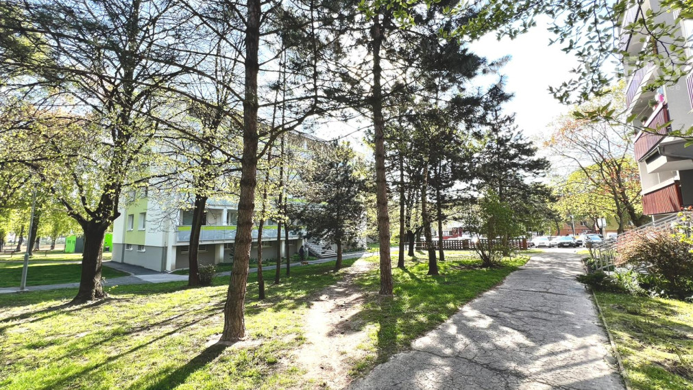 PREDAJ 4I BYTU S VEĽKOU LOGGIOU V KRÁSNOM PROSTREDÍ ! NEMČÍKOVA ul., DÚBRAVKA, az