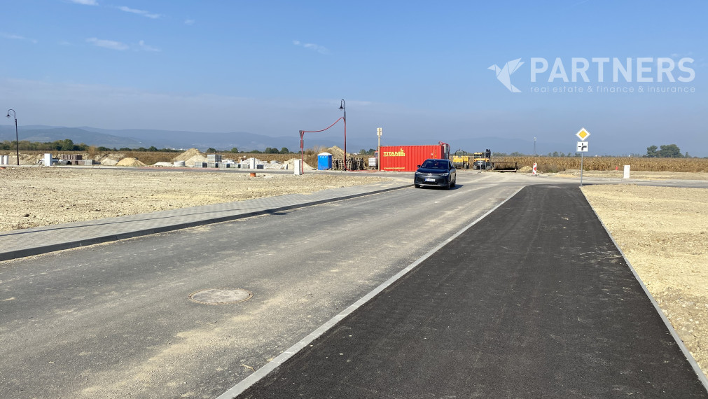 PRIPRAVENÉ STAVEBNÉ POZEMKY ! CHORVÁTSKY GROB, od 800 m2, kompletná OV