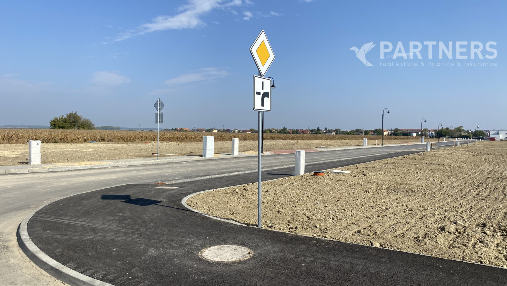 PRIPRAVENÉ STAVEBNÉ POZEMKY ! CHORVÁTSKY GROB, od 800 m2, kompletná OV