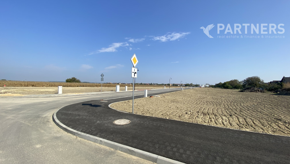 PRIPRAVENÉ STAVEBNÉ POZEMKY ! CHORVÁTSKY GROB, od 800 m2, kompletná OV