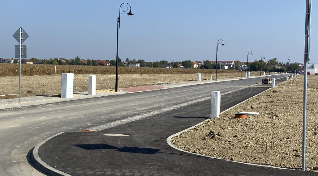 PRIPRAVENÉ STAVEBNÉ POZEMKY ! CHORVÁTSKY GROB, od 800 m2, kompletná OV