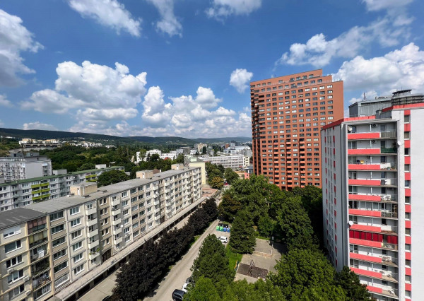 DOBRÁ CENA a TOP VÝHĽAD ! 3i BYT S BALKÓNOM, RAČIANSKÁ ul., BA III